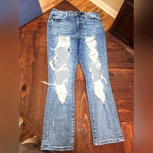 Judy blue mom jeans EUC. Size 13. If you don't know, you can size down.
